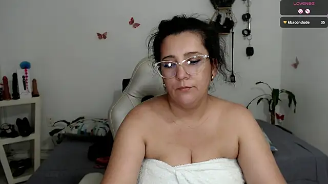 mom hot   online show from 10/08/25, 09:04