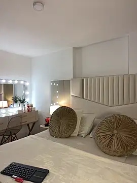  laura 02 online show from 10/26/25, 04:51