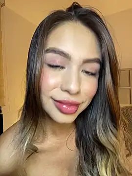  laura 02 online show from 11/15/25, 10:25