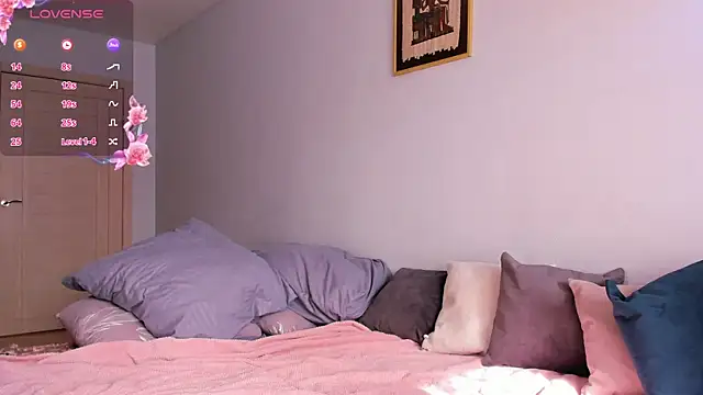 Snapshot of CrystalRey chatting on 09/14/25, 05:30 CrystalRey online show from 09/14/25, 05:30