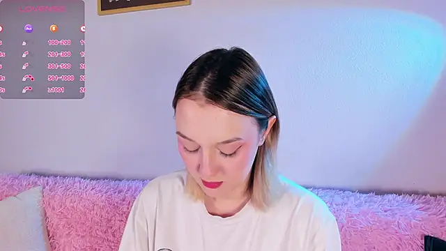 Snapshot of CrystalRey chatting on 11/04/25, 08:29 CrystalRey online show from 11/04/25, 08:29