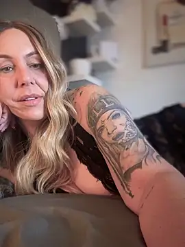 blondebitch2 online show from 11/17/25, 10:52