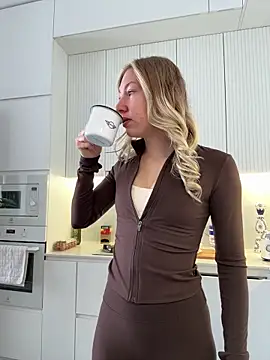 LuisaBecker online show from 01/19/26, 09:57