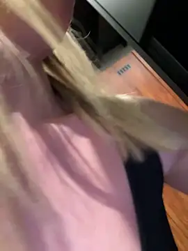 LuisaBecker online show from 04/16/26, 04:57