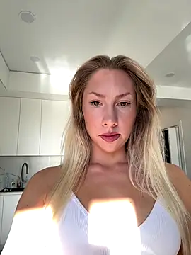 LuisaBecker online show from 12/14/25, 09:48