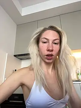 LuisaBecker online show from 01/29/25, 08:18
