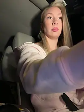 LuisaBecker online show from 04/09/26, 04:24