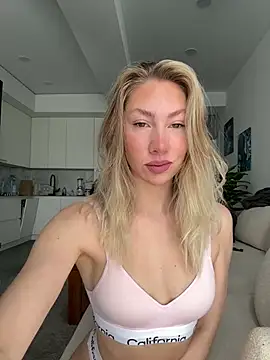 LuisaBecker online show from 03/22/26, 09:44