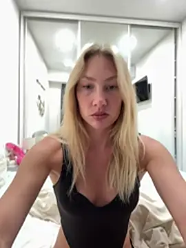 Snapshot of LuisaBecker chatting on 07/11/26, 05:57 LuisaBecker online show from 07/11/26, 05:57