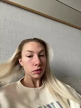 LuisaBecker online show from 01/07/25, 09:40