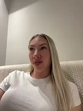 LuisaBecker online show from 02/26/25, 06:37
