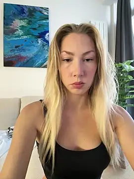 LuisaBecker online show from 11/28/25, 01:22