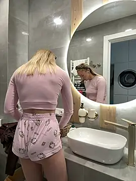 LuisaBecker online show from 04/14/26, 04:28