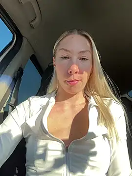 LuisaBecker online show from 01/29/25, 12:13
