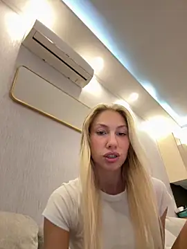 LuisaBecker online show from 10/02/25, 03:48