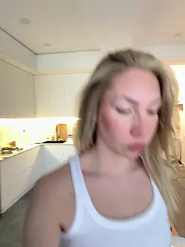 LuisaBecker online show from 04/15/26, 03:56