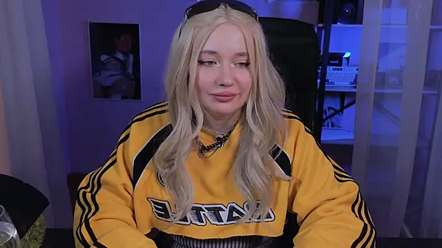 carolina elf online show from 10/25/25, 05:17