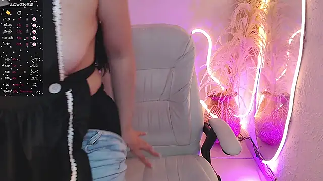 ViolettaHotLatin  online show from 11/20/25, 12:39