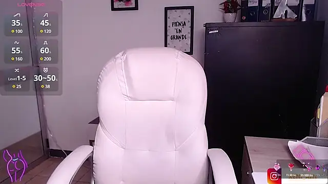 Snapshot of xenia_golden chatting on 02/08/25, 12:17 xenia golden online show from 02/08/25, 12:17