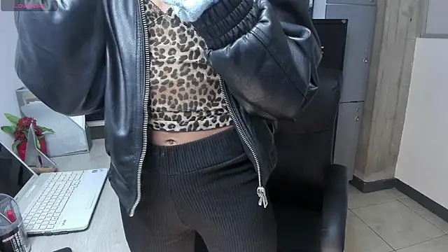 Snapshot of xenia_golden chatting on 09/29/25, 12:55 xenia golden online show from 09/29/25, 12:55