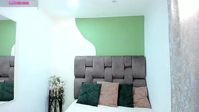 Snapshot of _AlejaCruz_ chatting on 11/22/25, 07:24 AlejaCruz online show from 11/22/25, 07:24