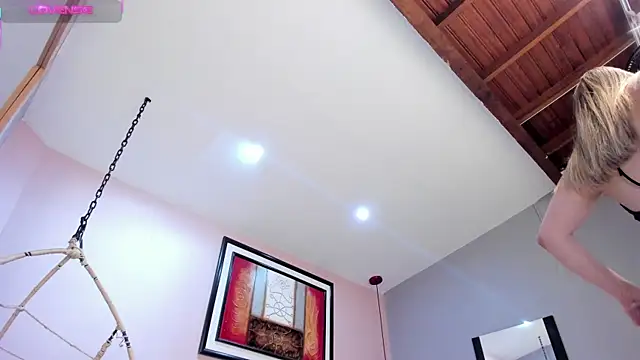 Snapshot of _AlejaCruz_ chatting on 12/17/25, 09:20 AlejaCruz online show from 12/17/25, 09:20