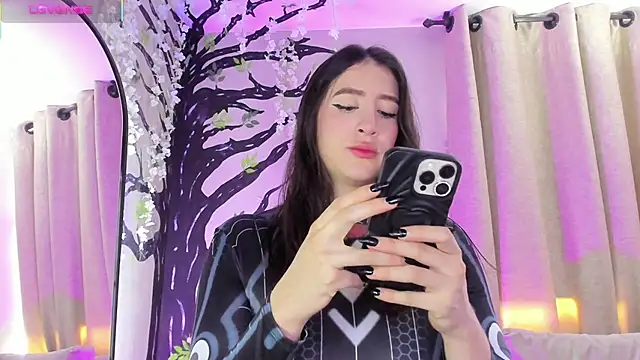 Snapshot of _AlejaCruz_ chatting on 11/13/25, 06:45 AlejaCruz online show from 11/13/25, 06:45