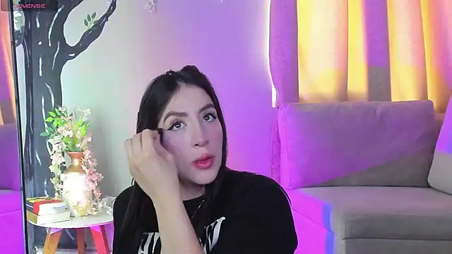 Snapshot of _AlejaCruz_ chatting on 11/18/25, 05:49 AlejaCruz online show from 11/18/25, 05:49