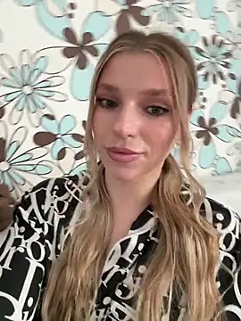 Snapshot of adel_secret chatting on 04/25/26, 11:35 adel secret online show from 04/25/26, 11:35