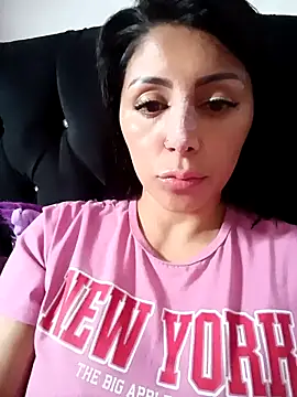 Snapshot of tiffani__love chatting on 10/18/25, 07:27 tiffani  love online show from 10/18/25, 07:27