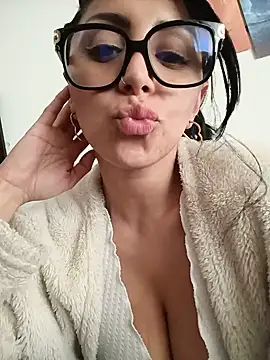 Snapshot of tiffani__love chatting on 06/27/26, 06:58 tiffani love online show from 06/27/26, 06:58