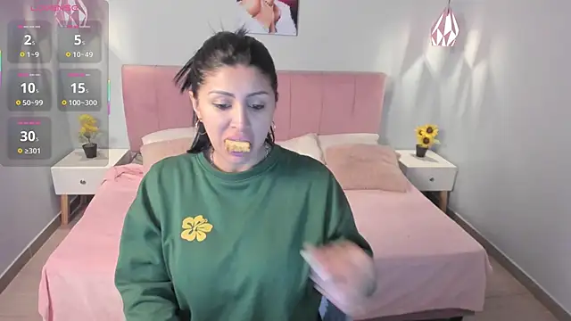 Snapshot of tiffani__love chatting on 03/22/25, 12:04 tiffani  love online show from 03/22/25, 12:04