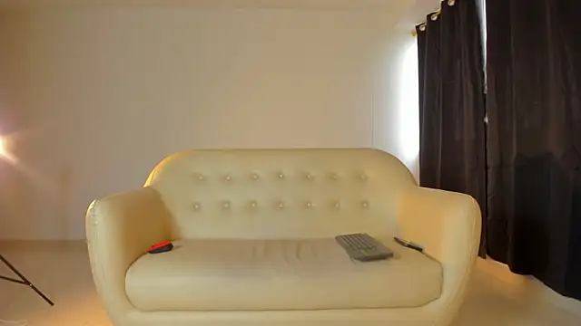 Snapshot of Emi_latingirl chatting on 12/19/25, 09:28 Emi latingirl online show from 12/19/25, 09:28