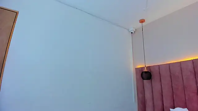 Snapshot of MarianaBranzz chatting on 02/19/25, 12:55 MarianaBranzz online show from 02/19/25, 12:55