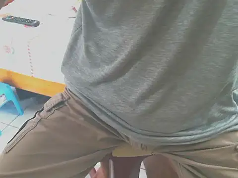 triangle0623 online show from 10/28/25, 04:24