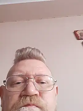 Snapshot of Pol1074 chatting on 04/15/26, 09:15 Pol1074 online show from 04/15/26, 09:15