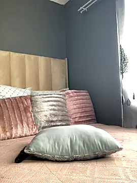 Nicole Liam  online show from 11/08/25, 08:51