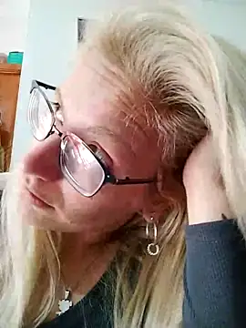 Snapshot of rusher27 chatting on 09/10/25, 04:28 rusher27 online show from 09/10/25, 04:28