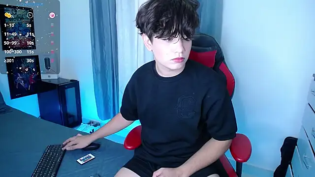 Snapshot of andyboy- chatting on 01/09/25, 10:09 andyboy- online show from 01/09/25, 10:09