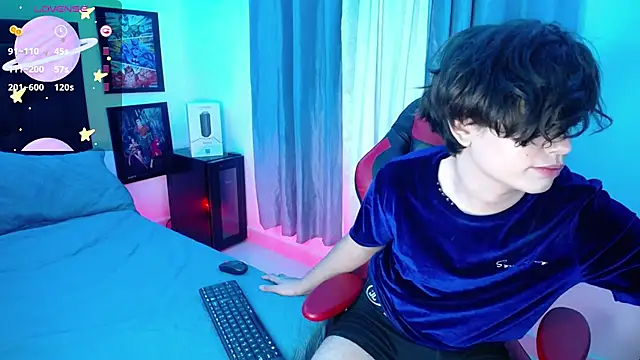 Snapshot of andyboy- chatting on 03/23/25, 03:43 andyboy- online show from 03/23/25, 03:43