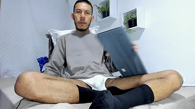 Snapshot of Aronxxs chatting on 03/01/25, 10:45 Aronxxs online show from 03/01/25, 10:45