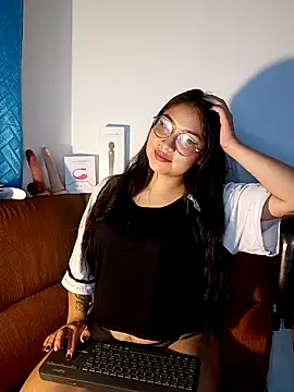 Snapshot of Caroll_Luna chatting on 12/18/24, 04:53 Caroll Luna online show from 12/18/24, 04:53