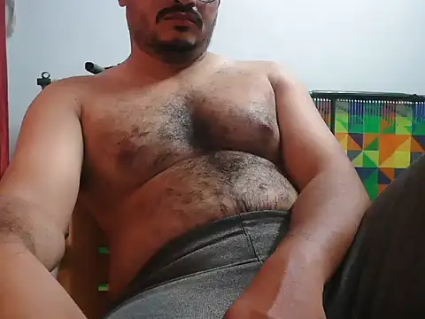 Snapshot of naughtymike0007 chatting on 06/19/26, 05:08 naughtymike0007 online show from 06/19/26, 05:08