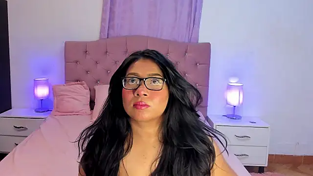 Snapshot of Latinabombsheell chatting on 02/01/25, 05:49 Latinabombsheell online show from 02/01/25, 05:49