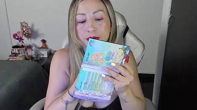 Andreina Suann online show from 11/28/25, 11:43