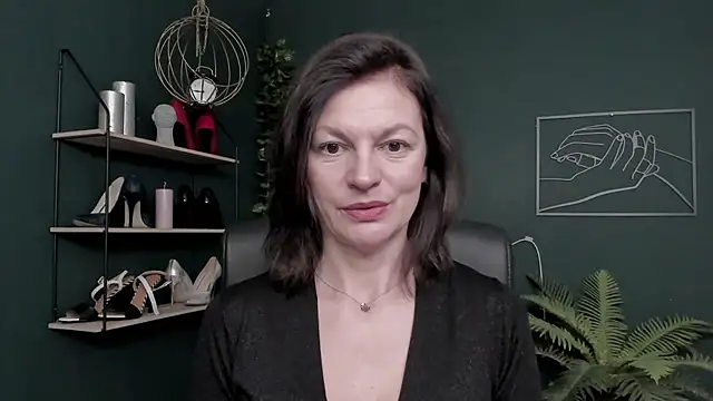 VivianWILD online show from 12/16/25, 07:01