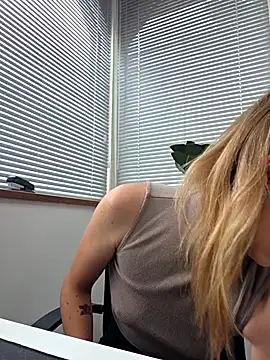 Snapshot of lucie_mehott chatting on 05/19/26, 11:39 lucie mehott online show from 05/19/26, 11:39