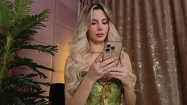 Elliblue online show from 11/08/25, 02:48