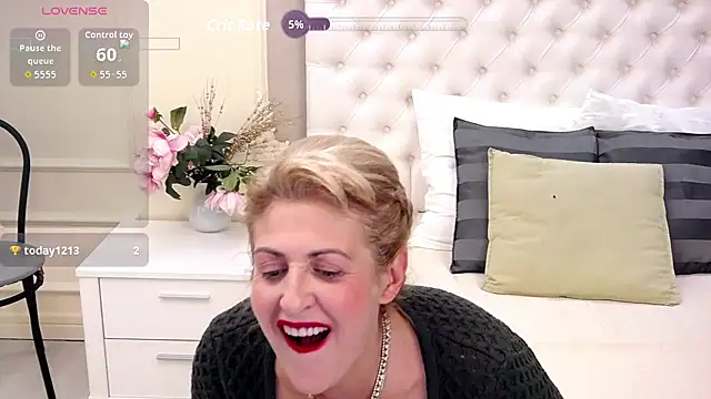 ElenaJuarez online show from 10/05/25, 07:15