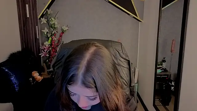 Snapshot of almma_shy chatting on 10/07/25, 01:23 almma shy online show from 10/07/25, 01:23